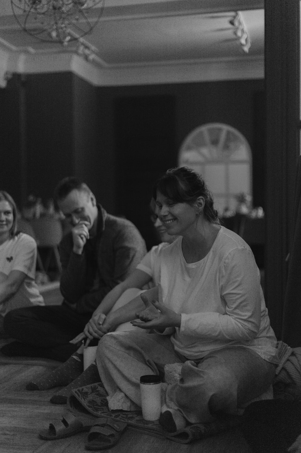 Una mujer habla a un grupo durante un taller en interiores.